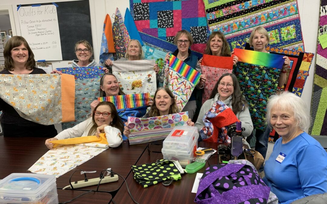Quilts for Kids is Making a Difference 1 Quilt and Pillowcase at a Time / Colchas para Niños está marcando la diferencia una colcha y funda a la vez